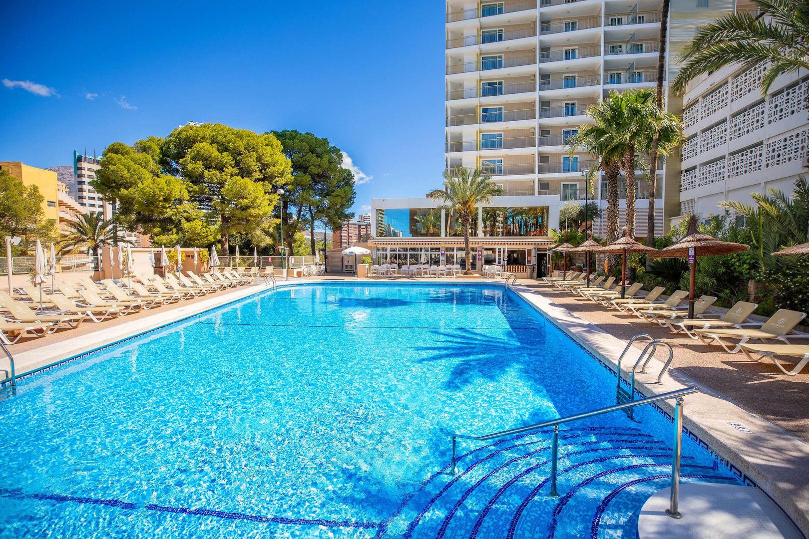 LiggingServigroup Torre Dorada Hotel ligt in de rustige wijk La Cala in Benidorm