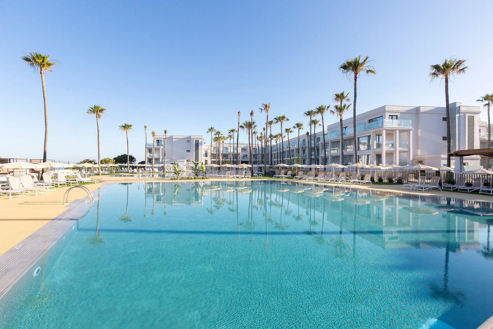 LiggingHipotels Barrosa Park ligt direct aan het lange zandstrand van Playa la Barrosa in de populaire badplaats Novo Sancti Petri aan de Costa de la Luz