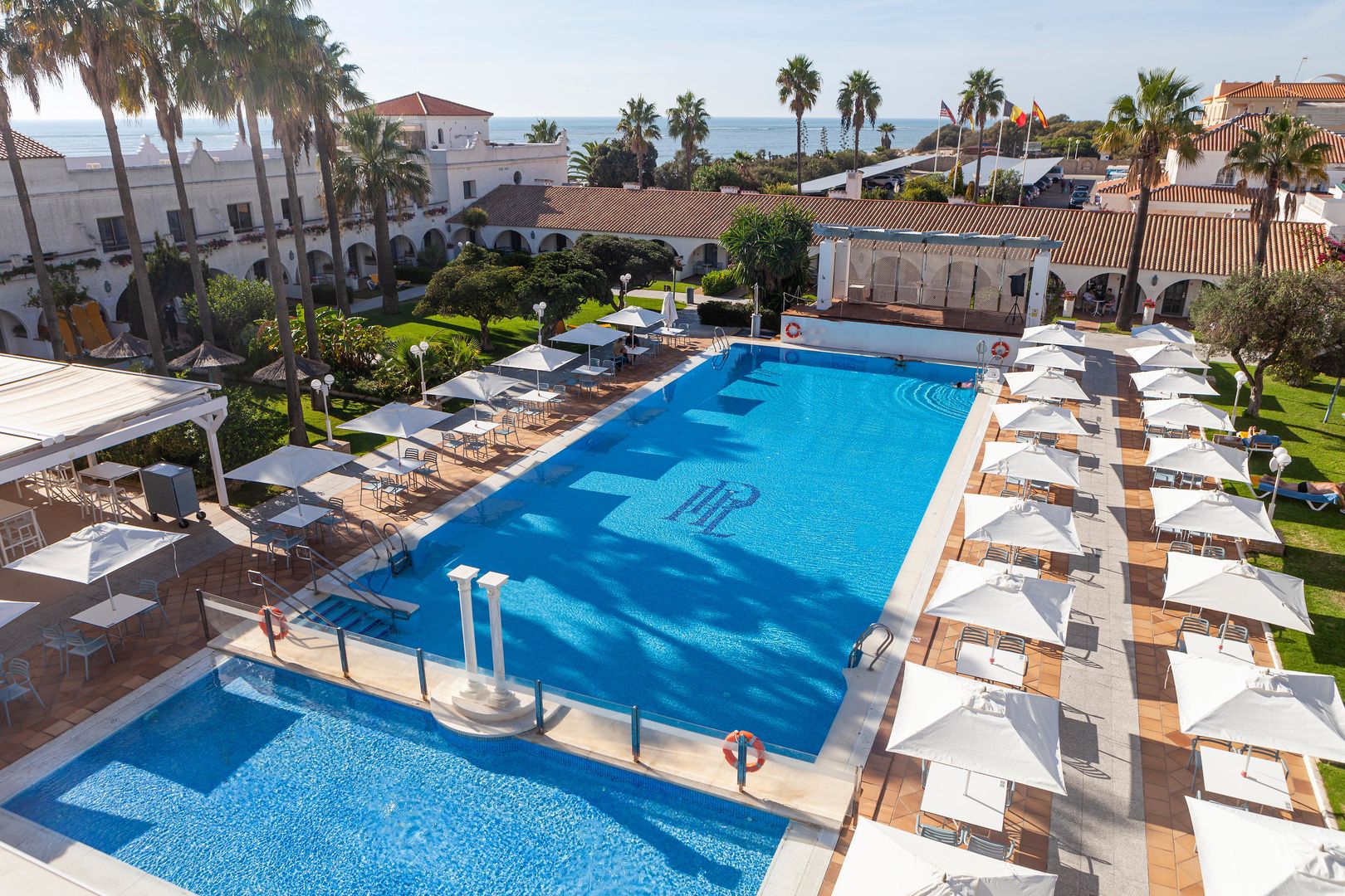 LiggingHotel Playa de la Luz ligt direct aan het brede zandstrand van Rota aan de zonnige Costa de la Luz