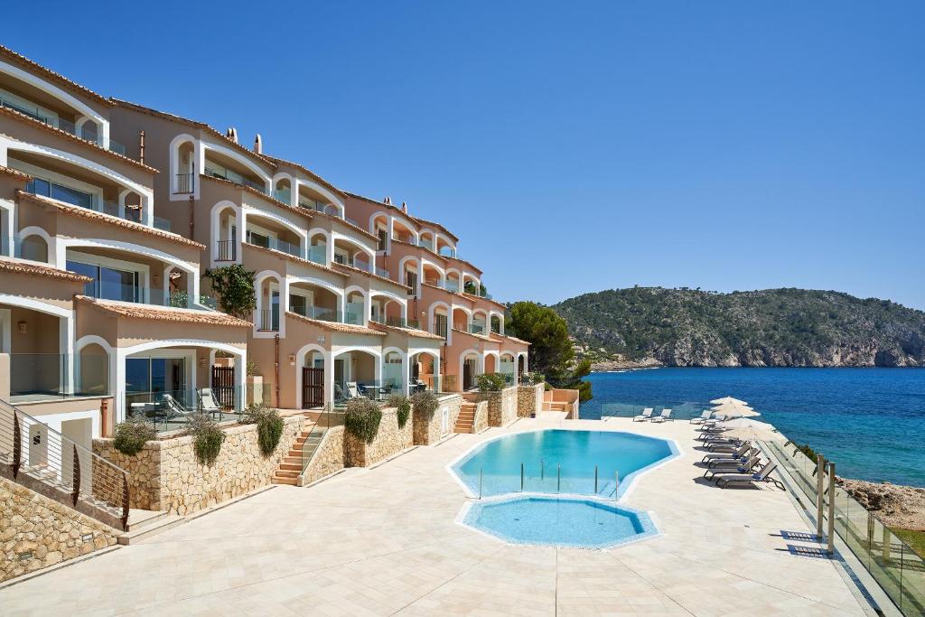 LiggingBahía Suites Camp de Mar ligt aan de zuidkust van Mallorca en biedt prachtig uitzicht over de baai van Camp de Mar. Het hotel bevindt zich naast de golfclub van Andratx en op ca. 25 km van de hoofdstad Palma de Mallorca.HotelfaciliteitenBahía Suites Camp de Mar heeft een terras met buitenzwembad