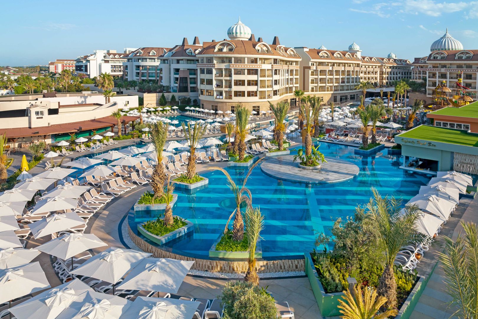 LiggingKirman Belazur Resort & Spa is het nieuwste telg in de Kirman-familie en ligt direct aan het privéstrand van Bogazkent