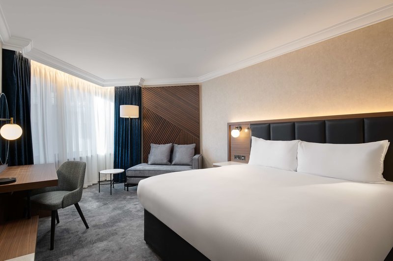 LiggingDoor de centrale ligging in Londen vormt dit stadshotel in de first class categorie de ideale uitvalsbasis om de omgeving te ontdekken en is perfect zowel voor zakenreizigers als voor gezinnen.HotelfaciliteitenHet hotel met een lift beschikt over 1099 niet-rokerskamers. Het vriendelijke personeel aan de receptie is graag bij alle vragen behulpzaam. Een garderobe