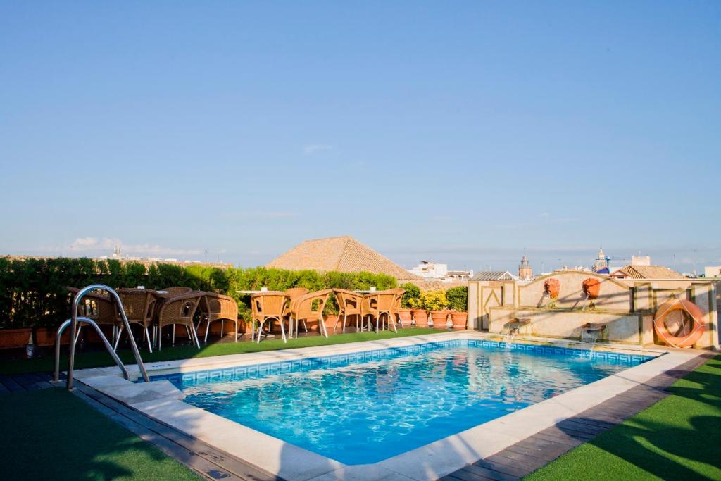 Ligging  Het hotel ligt midden in het historische centrum van Sevilla