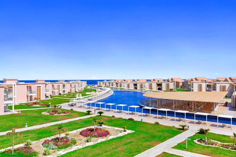 LiggingPickalbatros Sea World Resort ligt direct aan zee met een eigen zandstrand op ongeveer 100 meter afstand