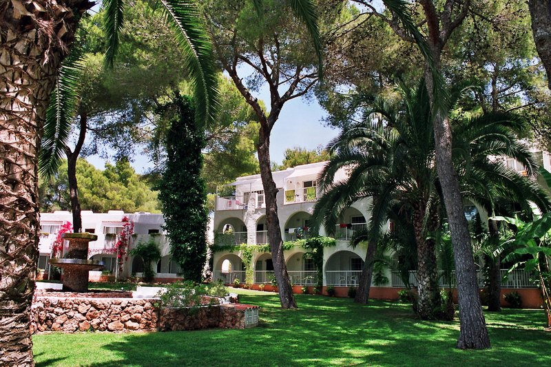 LiggingHet resort beschikt over meerdere buitenzwembaden