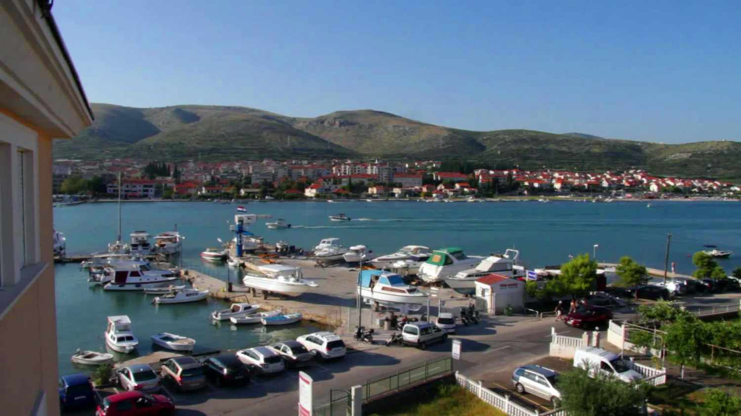 LiggingDit hotel ligt op het eiland Ciovo