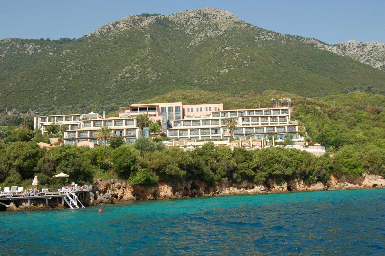 LiggingDit hotel is het enige hotel in de omgeving met natuurlijke schoonheid; het ligt aan de oostelijke kant van het eiland Lefkas. Het werd gebouwd op een heuvel