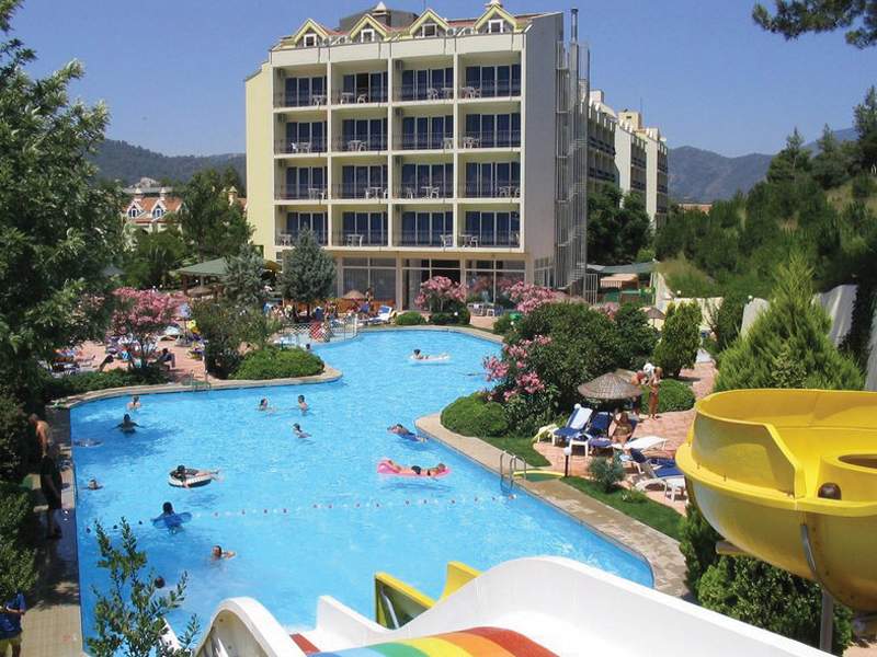 LiggingHet hotel is gelegen in het hart van Armutalan Marmaris. Restaurants
