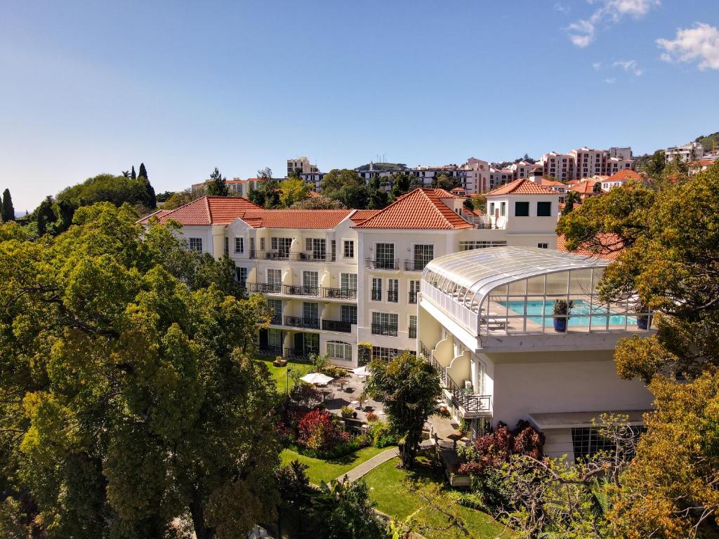 LiggingHet hotel ligt net buiten het hart van Funchal