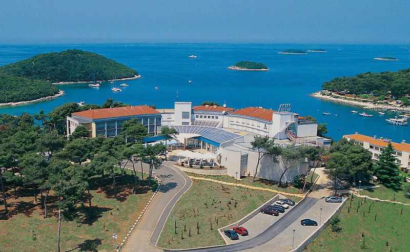 LiggingHet hotel ligt in een pijnbomenbos