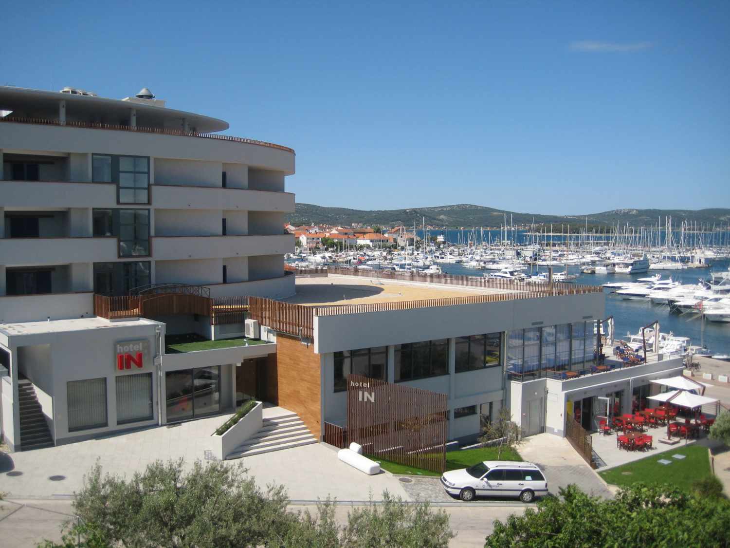 LiggingHet hotel is gelegen aan de rand van de stad Biograd