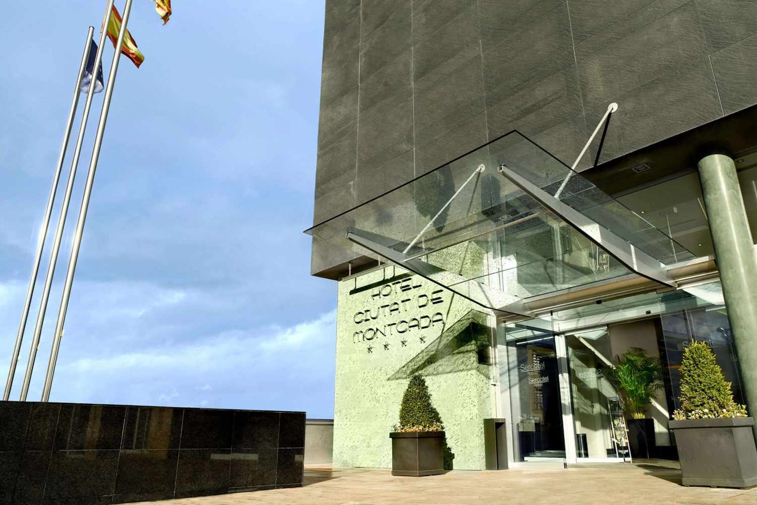 LiggingDit hotel bevindt zich in Montcada i Reixac vlakbij het winkelcentrum El Punt en is omgeven door de belangrijkste zaken- en industriegebieden van Barcelona. Het ligt op slechts 50 meter van het treinstation Montcada-Ripollet en vanaf het hotel zijn de Bellaterra's universiteitscampus