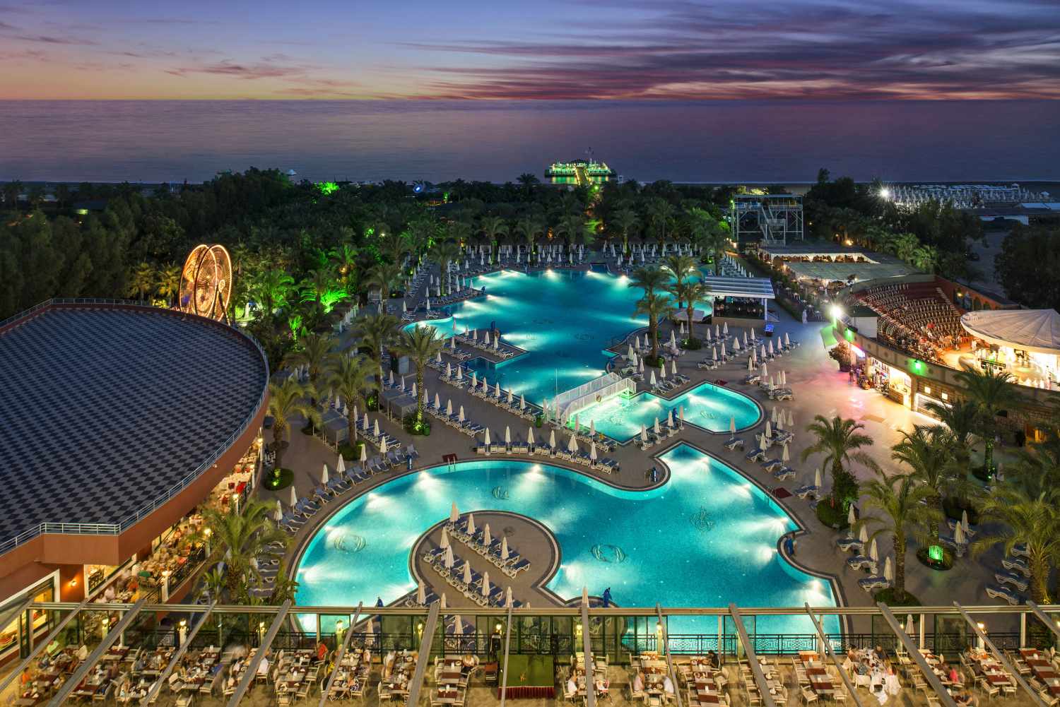 LiggingDit luxe hotel ligt direct aan het mooie zandstrand. Op ongeveer 200 m afstand bevinden zich vele winkelmogelijkheden en openbaar vervoer. Naar het Lara Beach Park is het ongeveer 4 km. Het stadscentrum van Antalya met restaurants en bars bevindt zich op ca. 10 km afstand. De luchthaven Antalya is met het openbaar vervoer binnen ca. 15 minuten te bereiken. HotelfaciliteitenDe 557 kamers en de 24 suites zijn verdeeld over 9 verdiepingen en zijn met een lift bereikbaar. 24/24 staat de gasten meertalig personeel aan de receptie met raad en daad bij