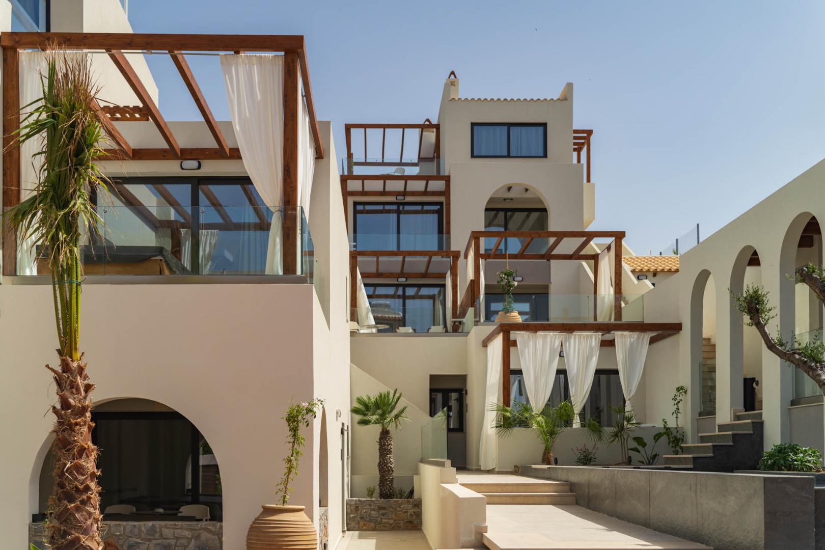 LiggingVaya Suites ligt in het populaire vakantiegebied Ammoudara op het eiland Kreta