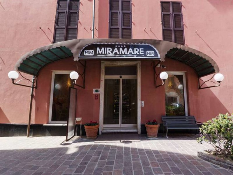 LiggingDit strandhotel verwelkomt de gasten in Sestri Levante en biedt in het bijzonder voor ouders met kinderen alle voorwaarden voor een aangenaam verblijf.HotelfaciliteitenHet hotel met 2 liften beschikt over 36 kamers en 3 suites. 24/24 staat de gasten meertalig personeel (Engels