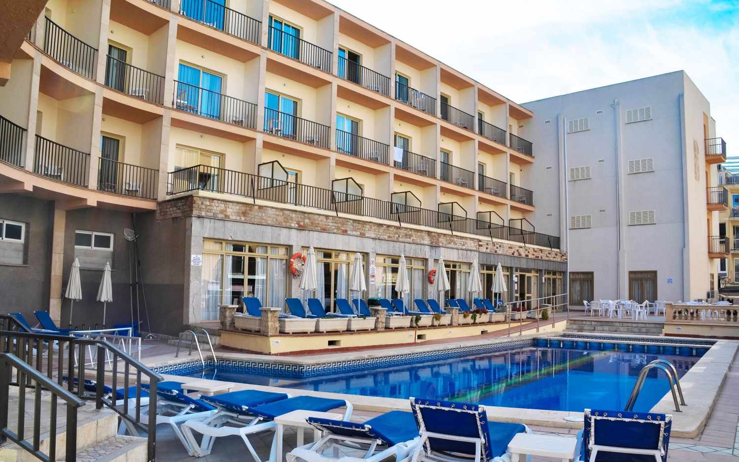 LiggingHotel Iris bevindt zich in de badplaats El Arenal (ook wel Playa de Palma genoemd) op het eiland Mallorca. Het hotel ligt op slechts ongeveer 50 meter van het zandstrand