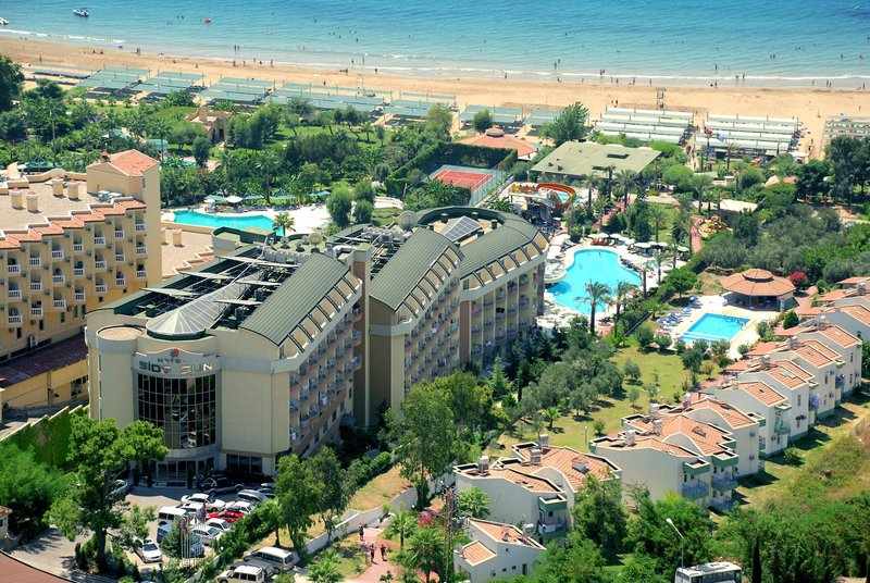 LiggingHet hotel ligt direct aan zee en op zo'n 4 KM van het centrum van Side HotelfaciliteitenIn de tuin van Side Sun Hotel ligt een prachtig zwembad met waterglijbanen. Het zonneterras rondom het zwembad biedt ligbedden en parasols. Er is tevens een handdoekenservice beschikbaar. Wil je nog meer ontspannen? Bezoek dan het wellnesscentrum (deels tegen betaling)