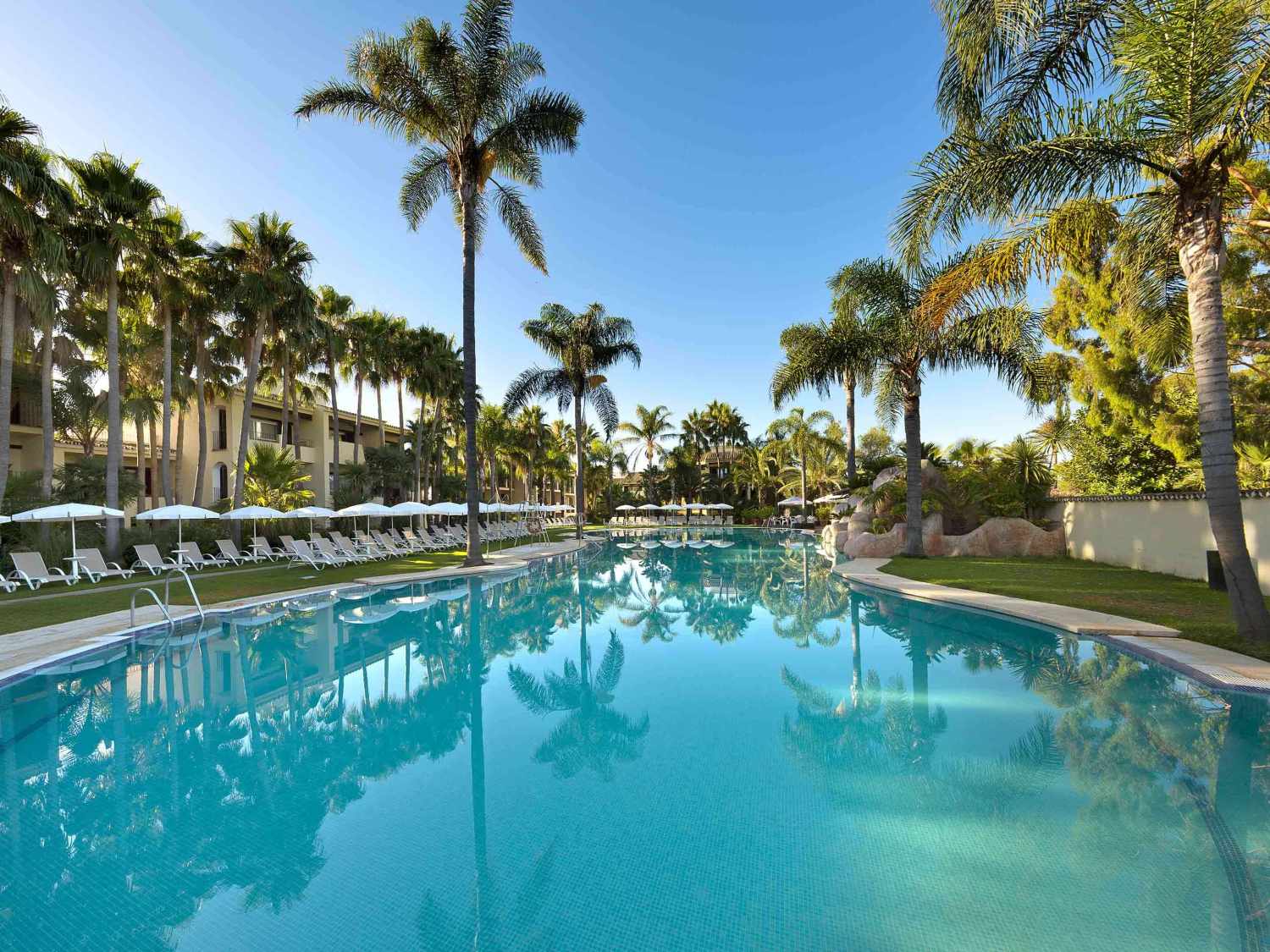 LiggingBlueBay Banús ligt in de prestigieuze omgeving van Puerto Banús