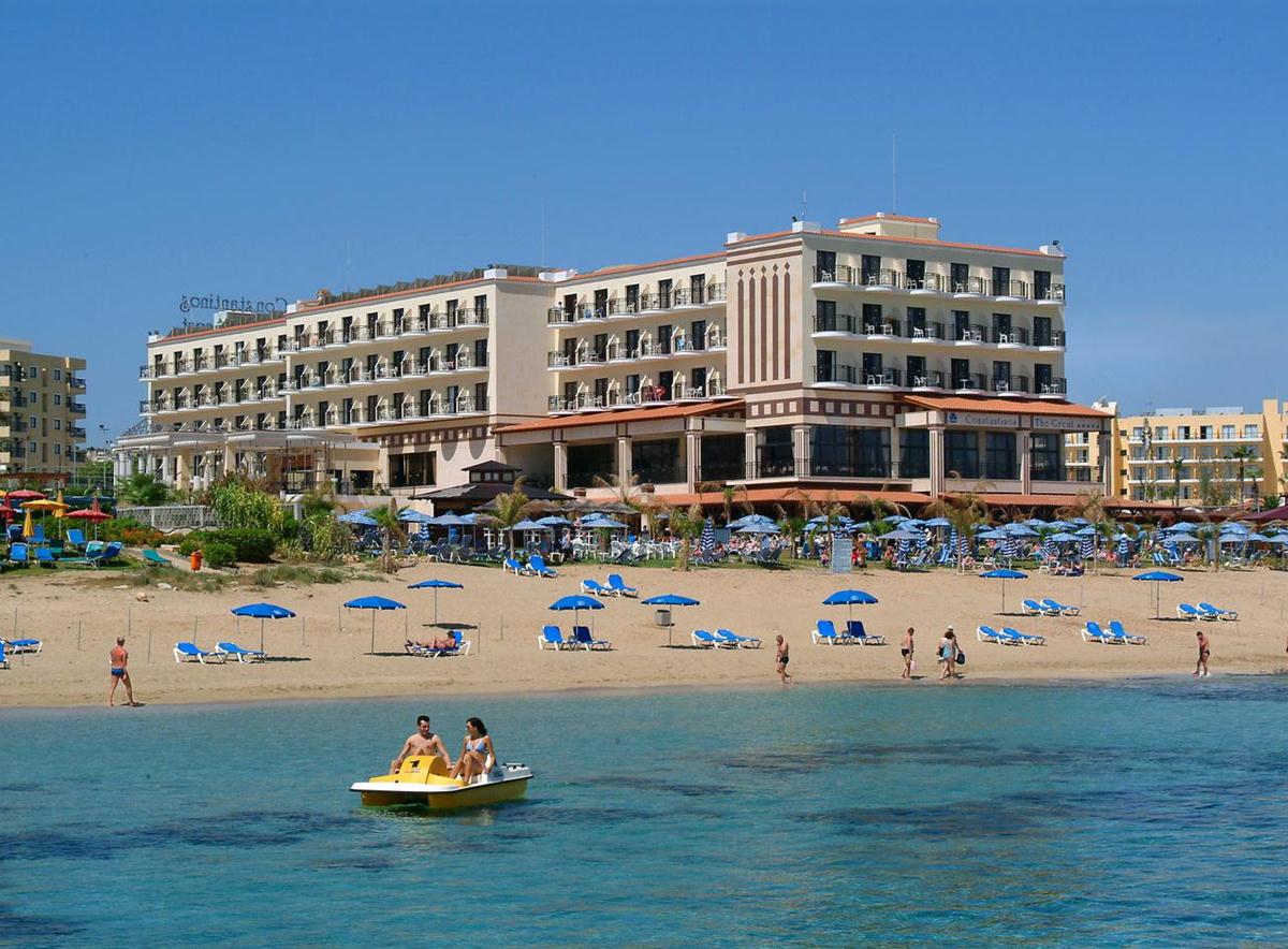 LiggingDit hotel ligt direct aan het uitnodigende strand en ongeveer 100 meter van het stadscentrum met vele winkel- en entertainmentmogelijkheden. Een gemakkelijk bereikbare buslijn brengt u bijvoorbeeld naar Ayia Napa (ongeveer 10 kilometer) of Larnaca (circa 50 kilometer). HotelfaciliteitenGraag heet het hotel de gasten in een hotel met 3 verdiepingen met 2 liften en 306 kamers welkom. De receptie in de ontvangstruimte is 24 uur per dag geopend. Een bagagedepot en een kluis behoren tot de faciliteiten van het verblijf. In de openbare ruimtes is Wi-Fi verkrijgbaar. De tourdesk biedt ondersteuning bij het boeken van excursies. Rolstoelvriendelijke faciliteiten zijn beschikbaar. Een supermarkt en een souvenirwinkel en andere winkels zijn voorhanden om heerlijk te winkelen of te flaneren. Op het terrein van het hotel bevinden zich een mooie tuin en een fraaie speelplaats. Tot de overige voorzieningen van het hotel behoren een krantenkiosk