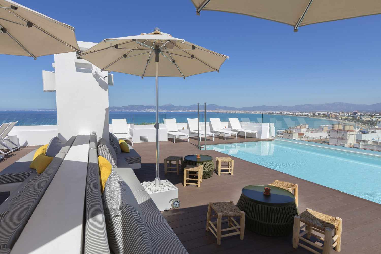 LiggingHet hotel ligt slechts 200 m van het lange zandstrand Playa del Arenal in de gemeente Llucmajor op het eiland Mallorca. Het hotel staat aan de Bahía de Palma in een resort dat een moderne