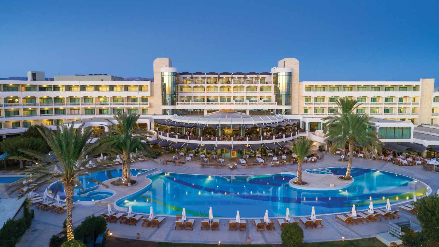 LiggingDit hotel is ideaal voor ouders met kinderen en bevindt zich in Paphos. HotelfaciliteitenAan de receptie in de ontvangsthal staat meertalig personeel met raad en daad bij. Service zoals een bagagedepot en een wisselkantoor draagt bij tot een comfortabel verblijf. De gasten kunnen met Wi-Fi in internet surfen (kosteloos). De tourdesk biedt ondersteuning bij het boeken van excursies. Het hotel beschikt over een aantal voor gehandicapten toegankelijke voorzieningen. Naast een supermarkt en een souvenirwinkel zijn andere winkels voorhanden. Op het terrein van het verblijf bevinden zich een mooie tuin en een fraaie speelplaats. Tot de overige voorzieningen van het hotel behoren een tv-ruimte