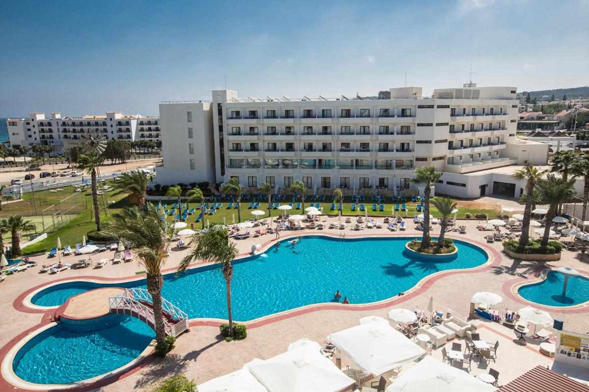 LiggingHet strandhotel verwelkomt de gasten in Protaras en biedt in het bijzonder voor ouders met kinderen alle voorwaarden voor een aangenaam verblijf. HotelfaciliteitenAan de receptie in de ontvangstruimte staat het vriendelijke personeel de gasten met raad en daad bij. Een bagagedepot