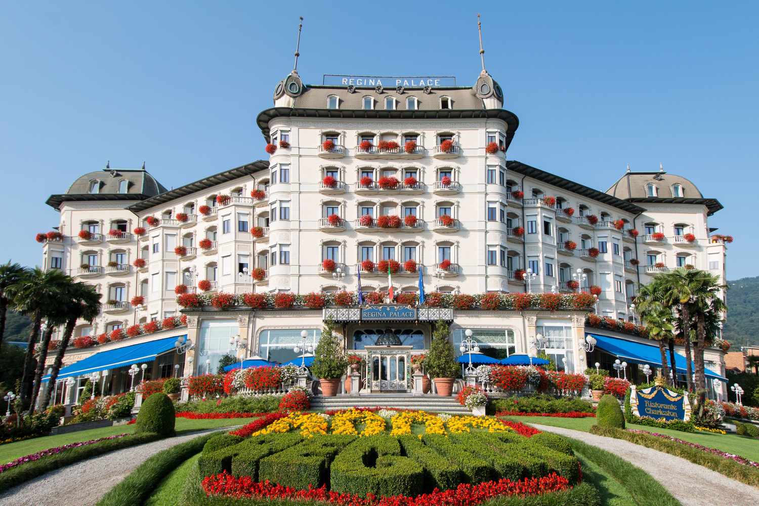 LiggingDit hotel bevindt zich aan de oeverpromenade van Stresa in het toeristische centrum van het Lago Maggiore. Stresa is omgeven van schitterende tuinen en biedt uitzicht op de Borromeïsche eilanden. Het biedt de gasten een interessant aanbod aan culturele voorzieningen en excursiemogelijkheden. In de internationaal bekend stad bevinden zich veel villa's