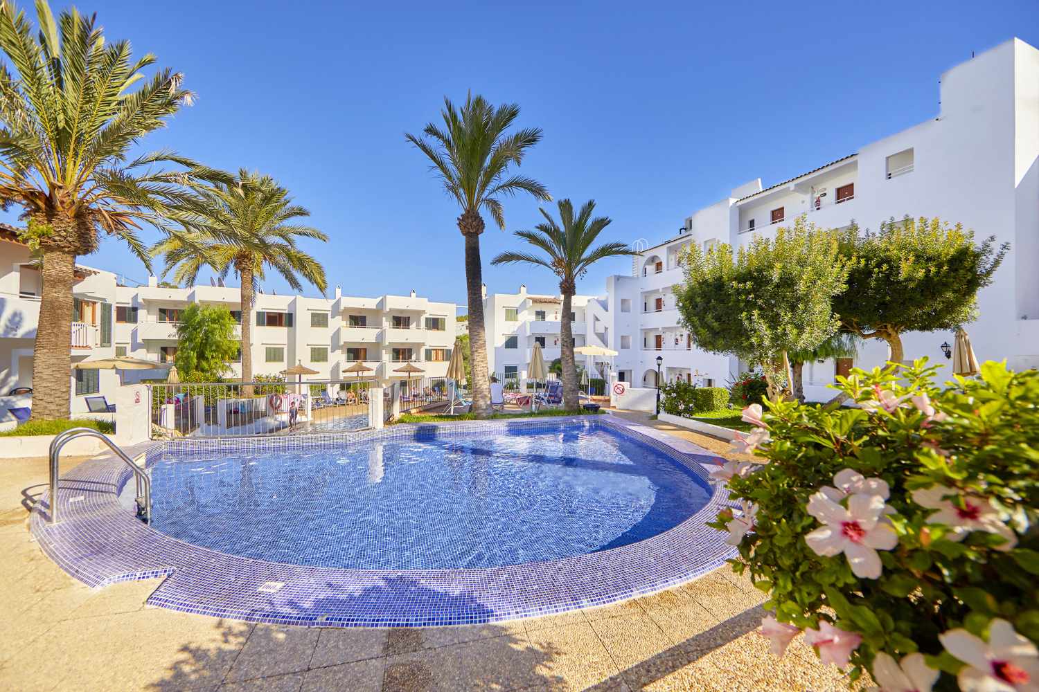 LiggingHet hotel bevindt zich in de badplaats Cala d'Or aan de zuidoostkust van Mallorca. De ligging is zeer gunstig: het strand van Cala Gran ligt op slechts ongeveer 50-100 meter afstand. Het centrum van Cala d'Or met winkels