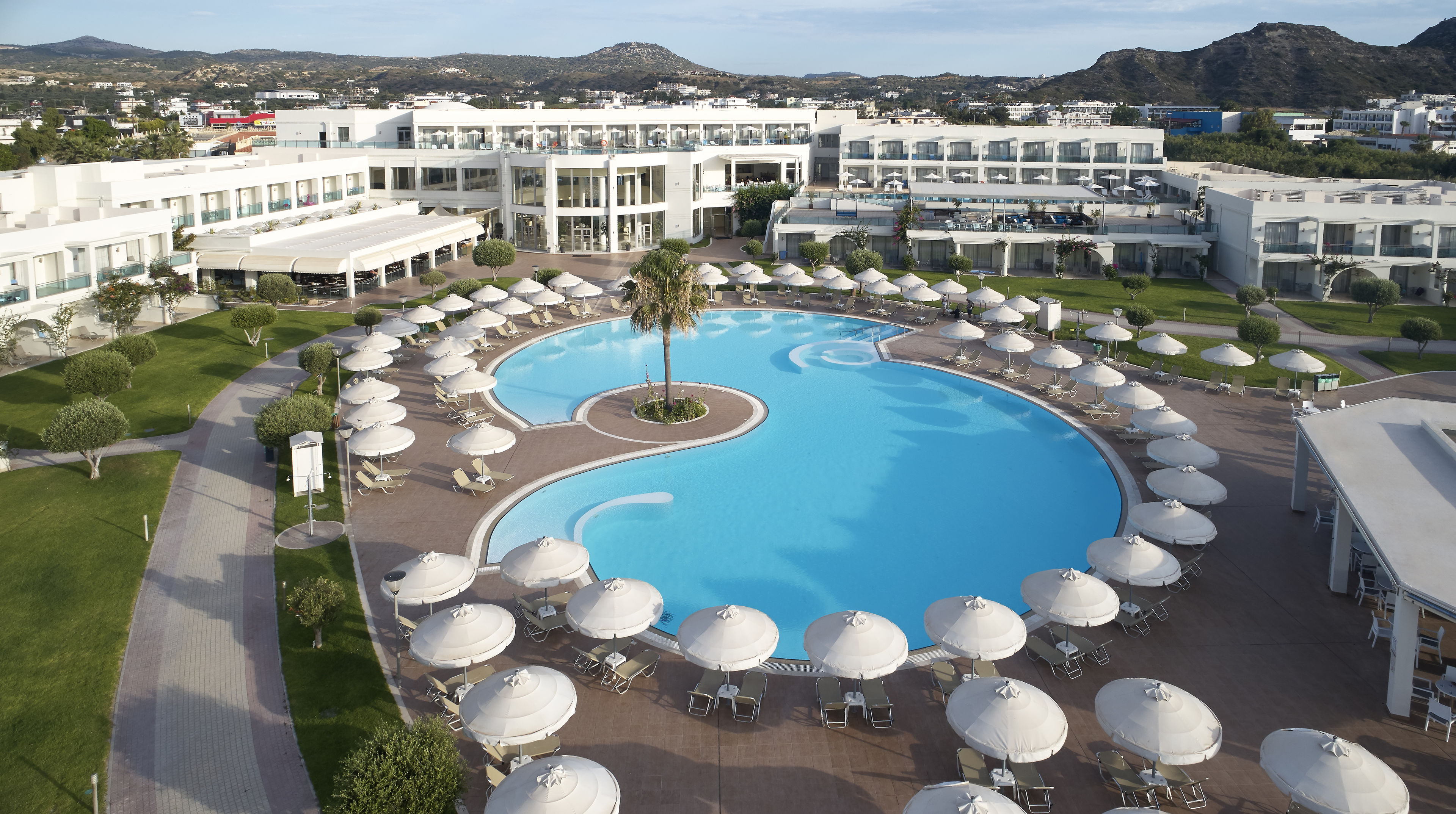 LiggingHet Apollo Blue Resort ligt direct aan het strand van Faliraki en biedt een oase van rust en luxe voor een onvergetelijke vakantie. HotelfaciliteitenDe accommodatie beschikt over moderne faciliteiten