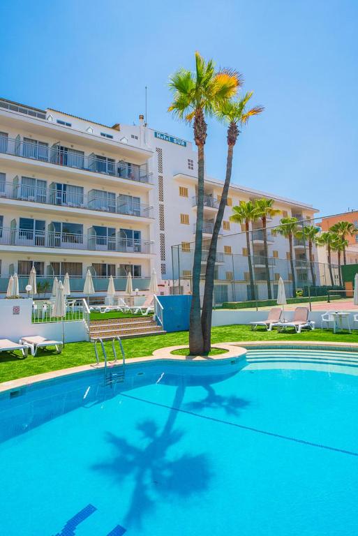 LiggingHet hotel ligt aan het populaire kustgedeelte tussen Cala Millor/Cala Bona