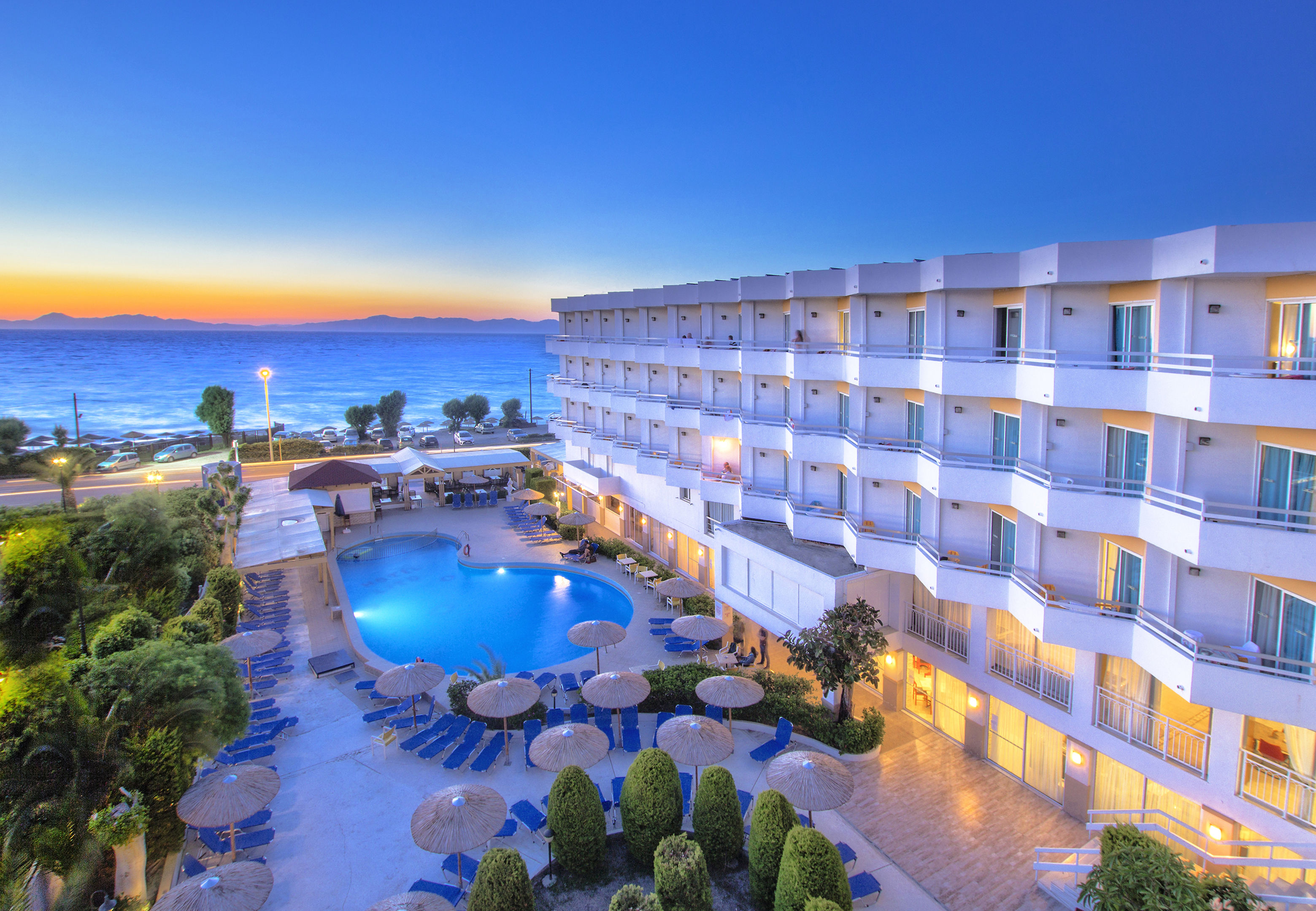 LiggingDit hotel ligt aan de Baai van Ixia aan de westkust van het eiland