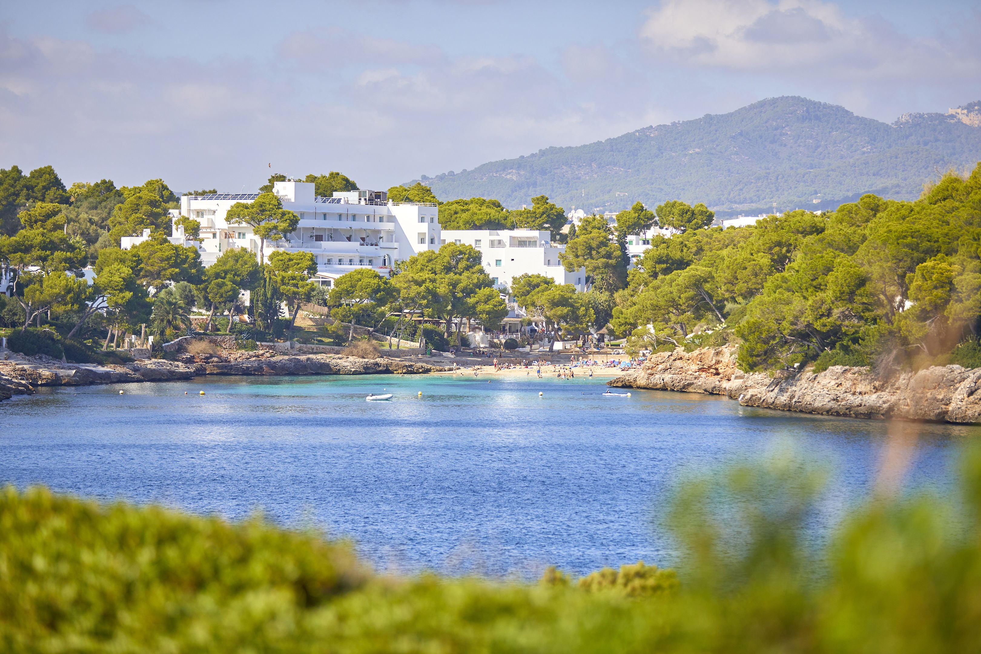 LiggingGavimar La Mirada Club Resort bevindt zich in de wijk Cala Egos