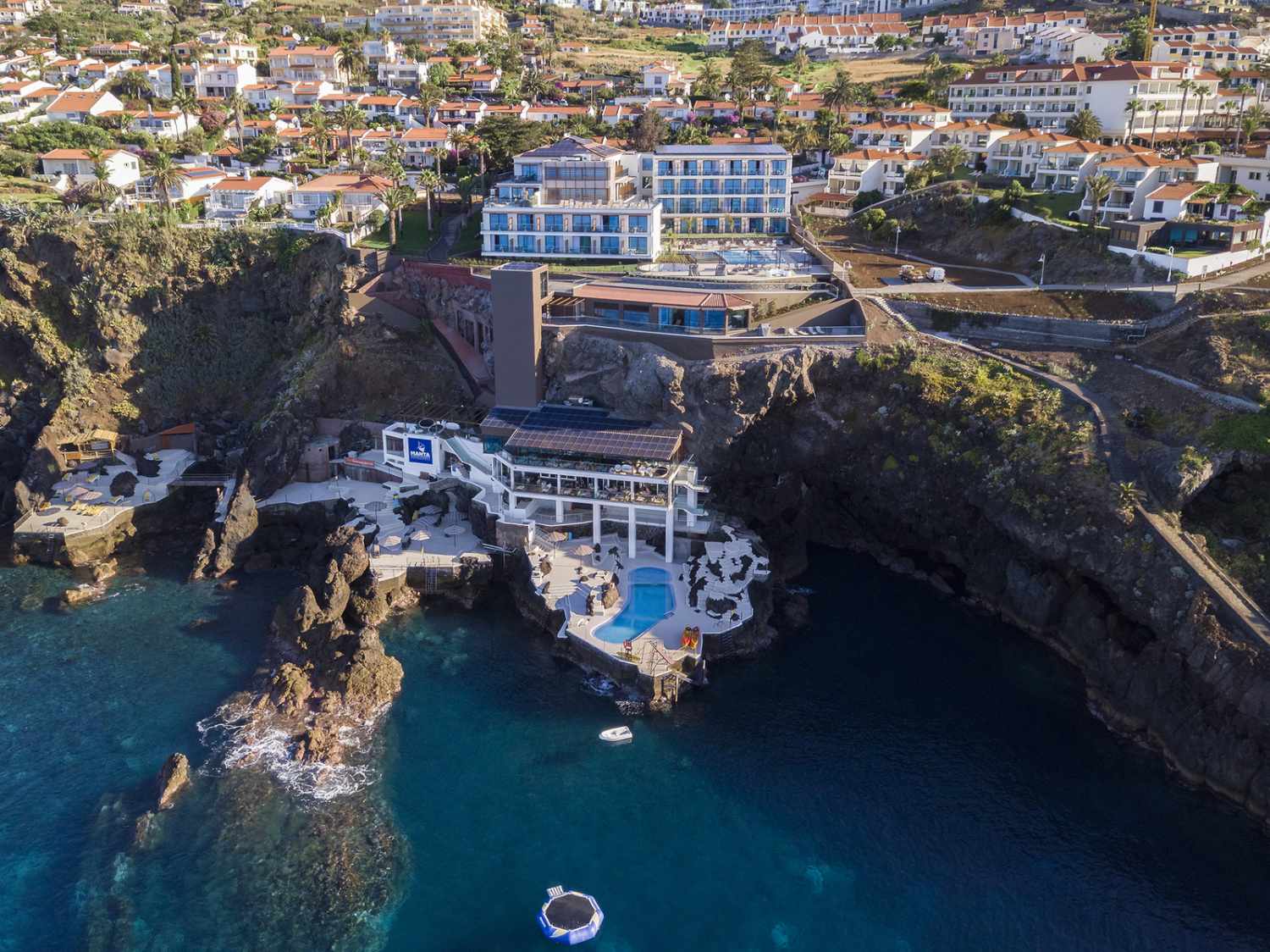 Adults Only (16+)LiggingDe ligging biedt een rustige omgeving met uitzicht over zee