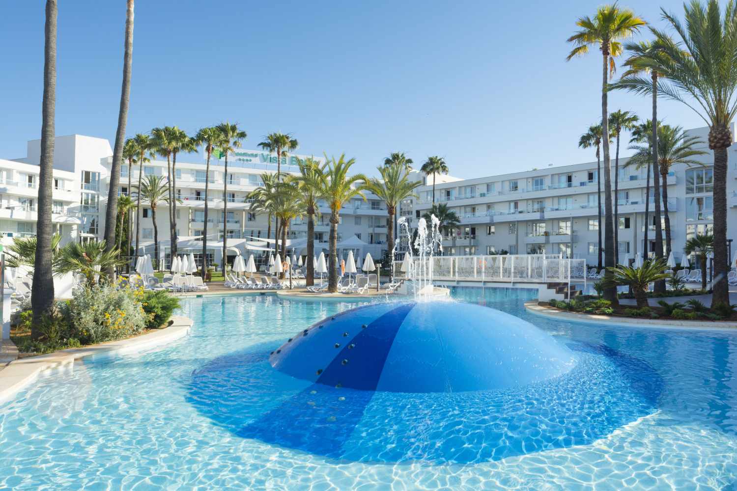 LiggingHet aparthotel ligt in de badplaats Sa Coma aan de oostkust van Mallorca