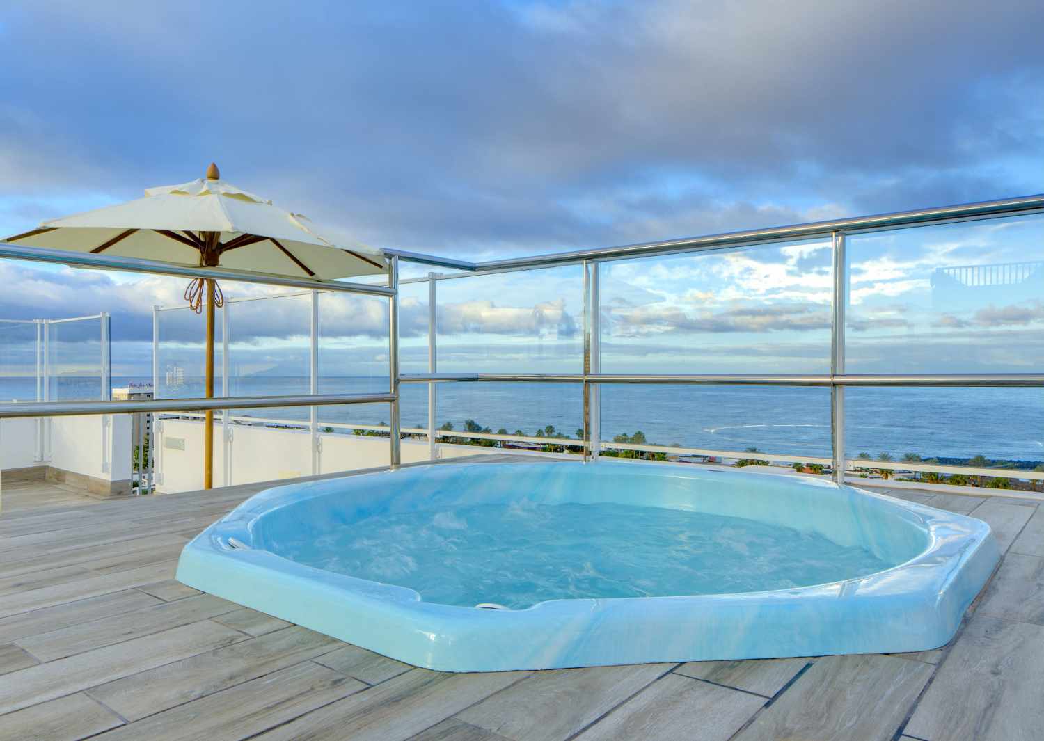 LiggingHet hotel Coral Ocean View ligt in het hart van Playa de las Américas in Costa Adeje