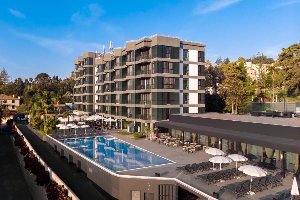 LiggingHet hotel ligt in de badplaats Caniço op Madeira naast het Quinta Magnólia Park.  HotelfaciliteitenHet hotel beschikt over meerdere buitenzwembaden