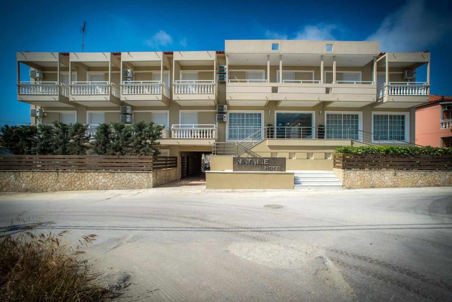 LiggingDit strandhotel bevindt zich direct in het centrum van Laganas. HotelfaciliteitenDit hotel beschikt over een lift en een receptie. Service zoals een bagagedepot en een kluis draagt bij tot een comfortabel verblijf. In de openbare ruimtes is Wi-Fi verkrijgbaar. De tourdesk biedt ondersteuning bij het boeken van excursies. Het verblijf beschikt over meerdere voor gehandicapten toegankelijke vrijetijdsbestedingen. In de supermarkt zijn producten voor het dagelijks gebruik verkrijgbaar. De kinderen kunnen zich op de speelplaats naar hartelust uitleven. Tot de overige voorzieningen van het hotel behoren een tv-ruimte