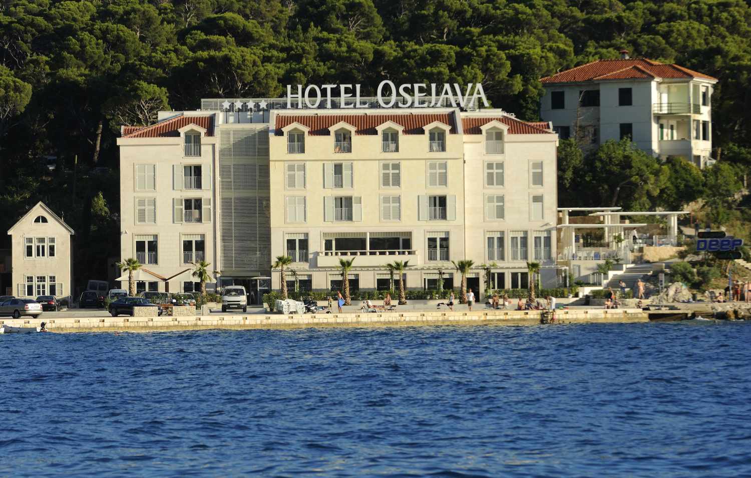 LiggingHet boetiekhotel bevindt zich in Makarska