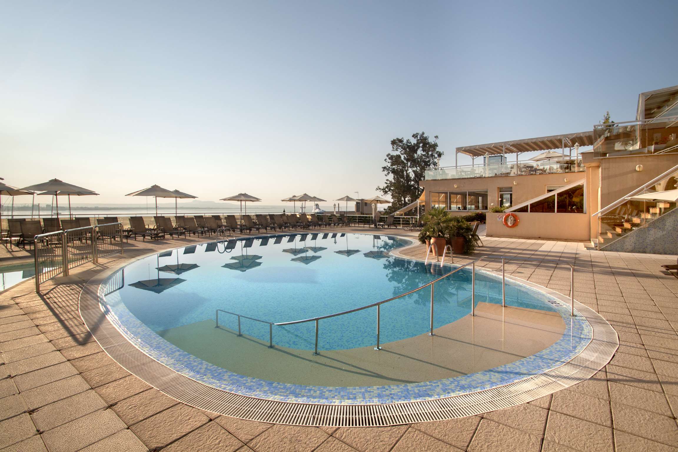 LiggingCatalonia Majórica bevindt zich boven de baai van Palma de Mallorca