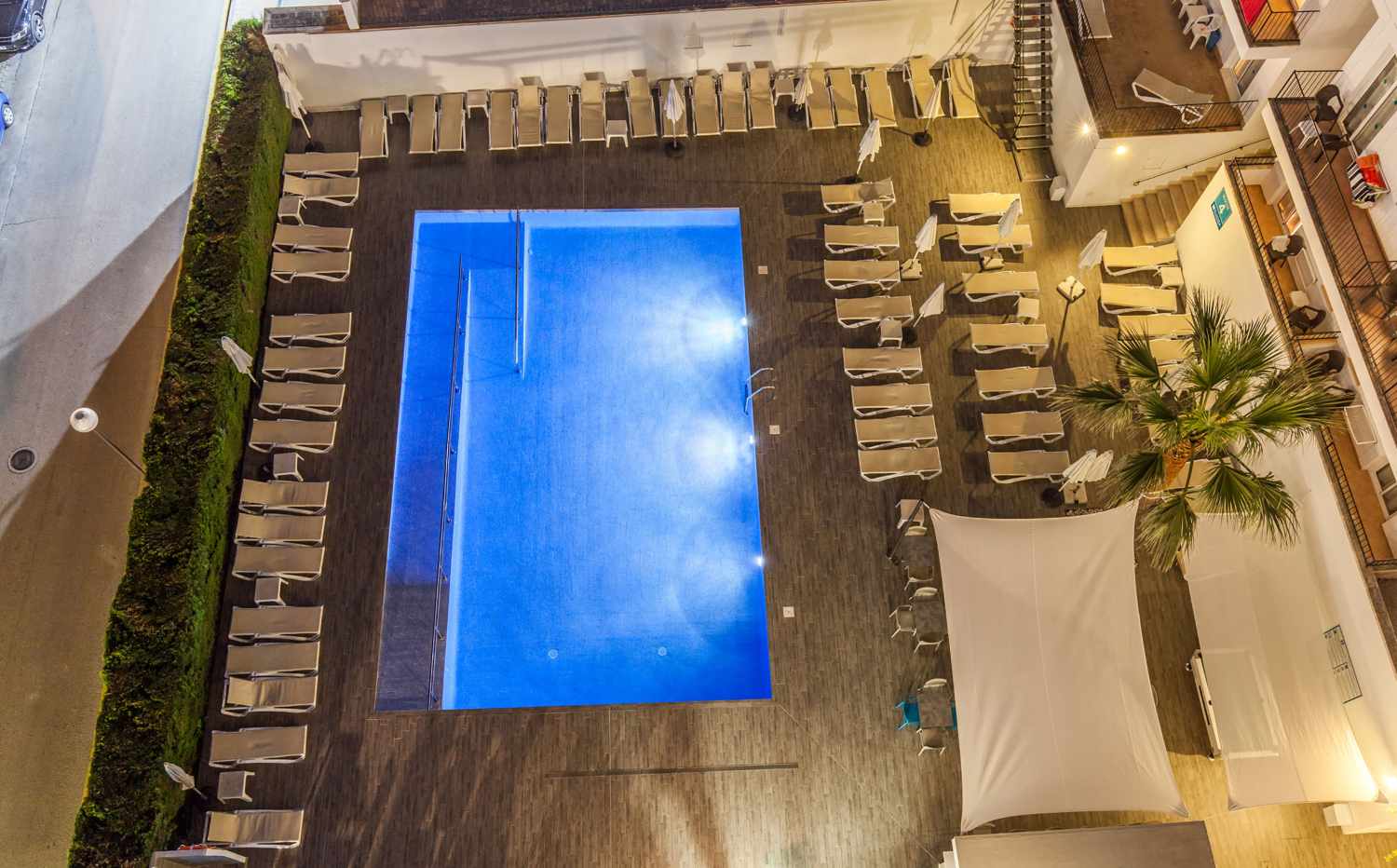 LiggingBLUESEA Cala Millor ligt in het hart van de badplaats Cala Millor aan de oostkust van Mallorca. Je bevindt je op slechts circa 100-150 meter van het zandstrand en de boulevard met winkels