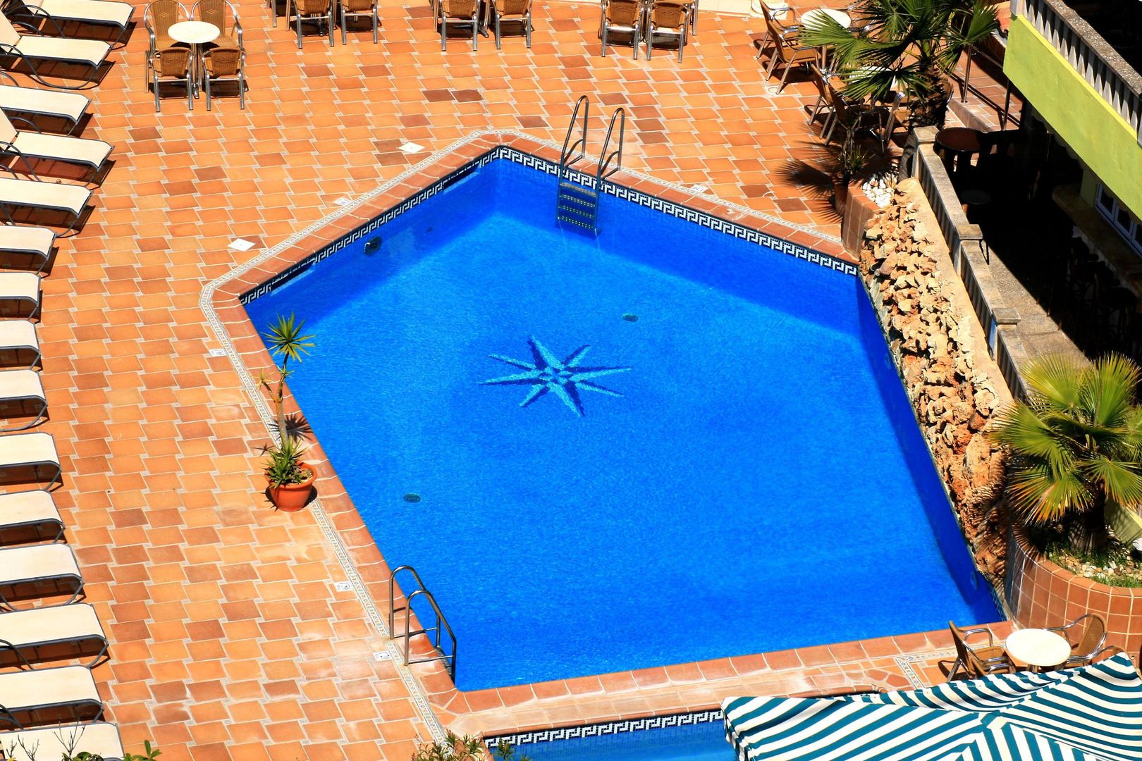 LiggingHotel Manaus ligt in de badplaats El Arenal op Mallorca