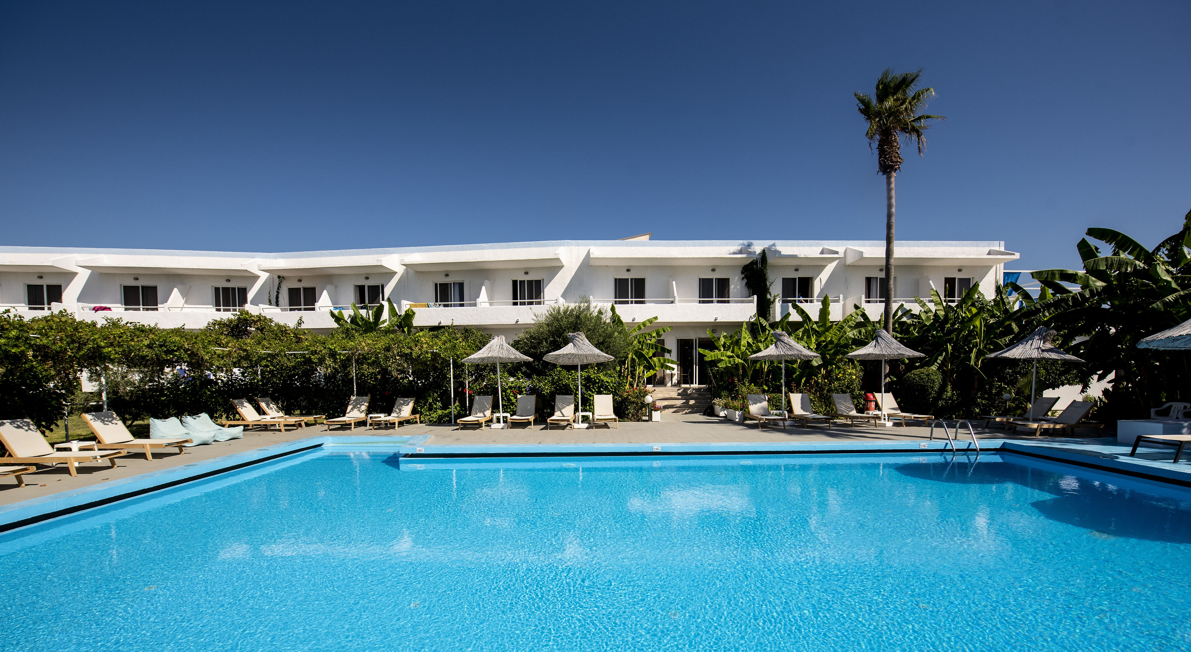 LiggingCosta Angela Seaside Resort ligt in het centrum van Lambi en direct aan het eigen strand van het hotel. De locatie is geschikt voor strandliefhebbers en gezinnen die alles graag dichtbij hebben. Vanuit het hotel stap je zo het strand op voor een ontspannen dag aan zee. De omgeving biedt een rustige vakantiesfeer met voorzieningen binnen handbereik. De luchthaven van Kos ligt op ongeveer 20 kilometer afstand. HotelfaciliteitenHet hotel beschikt over 48 kamers en verwelkomt gasten in een centrale ontvangstruimte met receptie. In het resort zijn onder andere een tv-ruimte