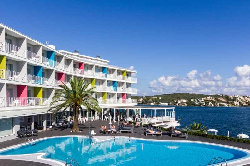 LiggingHet klassehotel ligt op ongeveer 10 km van het strand. In de buurt van het hotel zijn er winkelzones met winkels