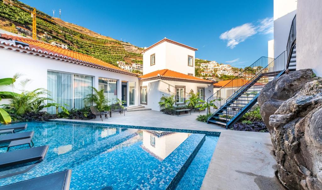 LiggingDit hotel ligt in het charmante vissersdorp Câmara de Lobos