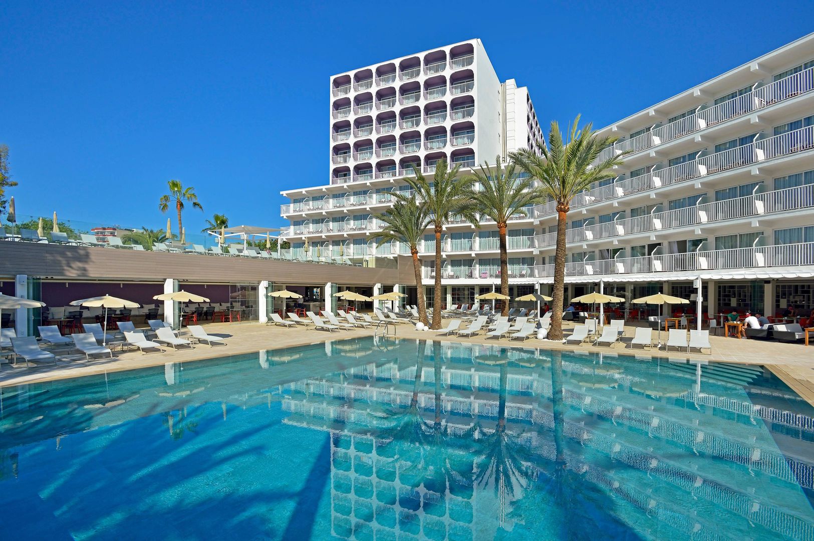 Adults only 16+LiggingHet hotel is gelegen in het bruisende centrum van Magaluf (Mallorca)