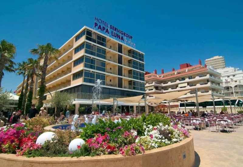 LiggingDit middenklassenhotel bevindt zich op slechts enkele minuten loopafstand van de historische binnenstad van Peñiscola en wordt slechts door een promenade van het strand gescheiden. Direct voor het hotel vindt u een halte van het openbaar vervoer. De luchthaven Valencia ligt op ongeveer 120 kilometer van het hotel. HotelfaciliteitenVoor de gasten staan in een hoofdgebouw met 7 verdiepingen en in een 5 verdiepingen tellend bijgebouw 550 tweepersoonskamers ter beschikking. De receptie in de ontvangstruimte is 24 uur per dag geopend. Tot het serviceaanbod behoren een bagagedepot