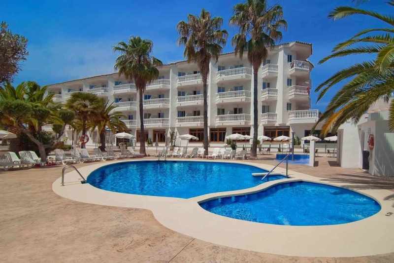 LiggingDit apartementenhotel ligt slechts 50 meter van het strand. Het ligt in een rustige woonwijk