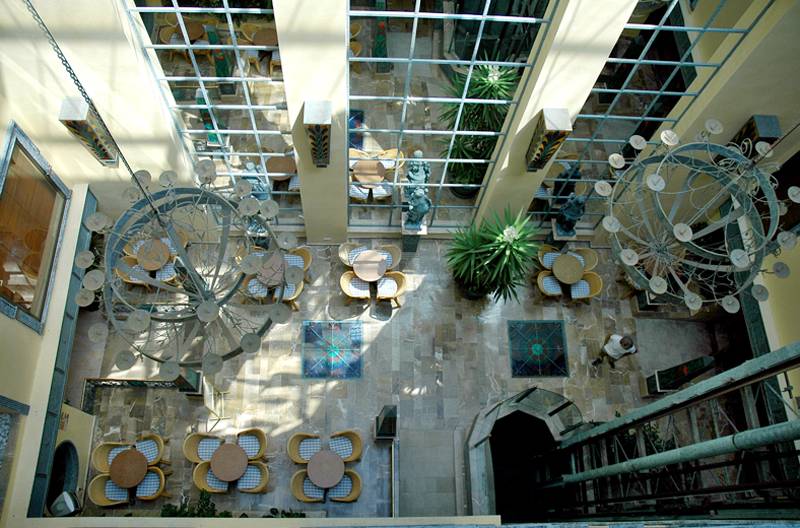 LiggingDit gastvrije strandhotel ligt direct aan de strandpromenade