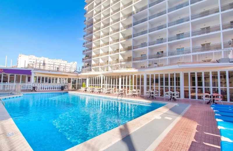 LiggingHet hotel ligt op 250 meter van Levante strand. Een paar meter verderop vinden de gasten winkels