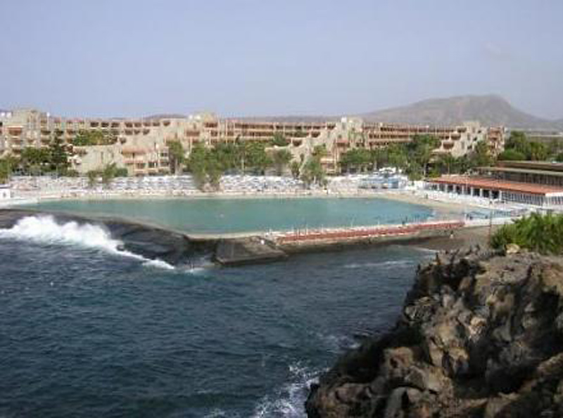 LiggingHet complex bevindt zich in de badplaats Costa del Silencio